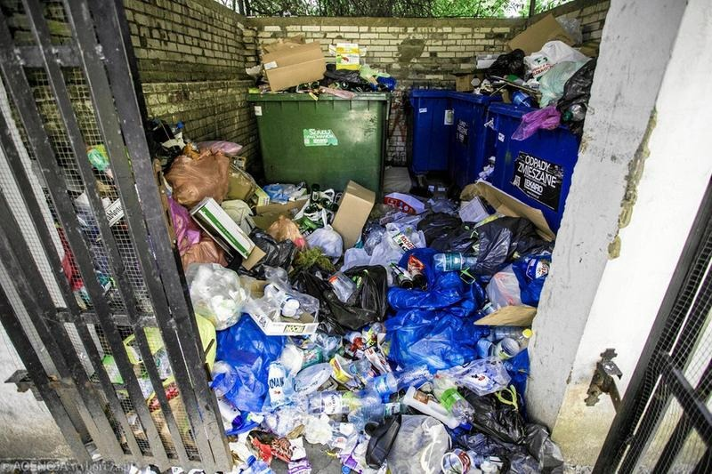 Śmieci w Warszawie: 60 czy 91 zł? Jak obniżyć opłatę za odpady